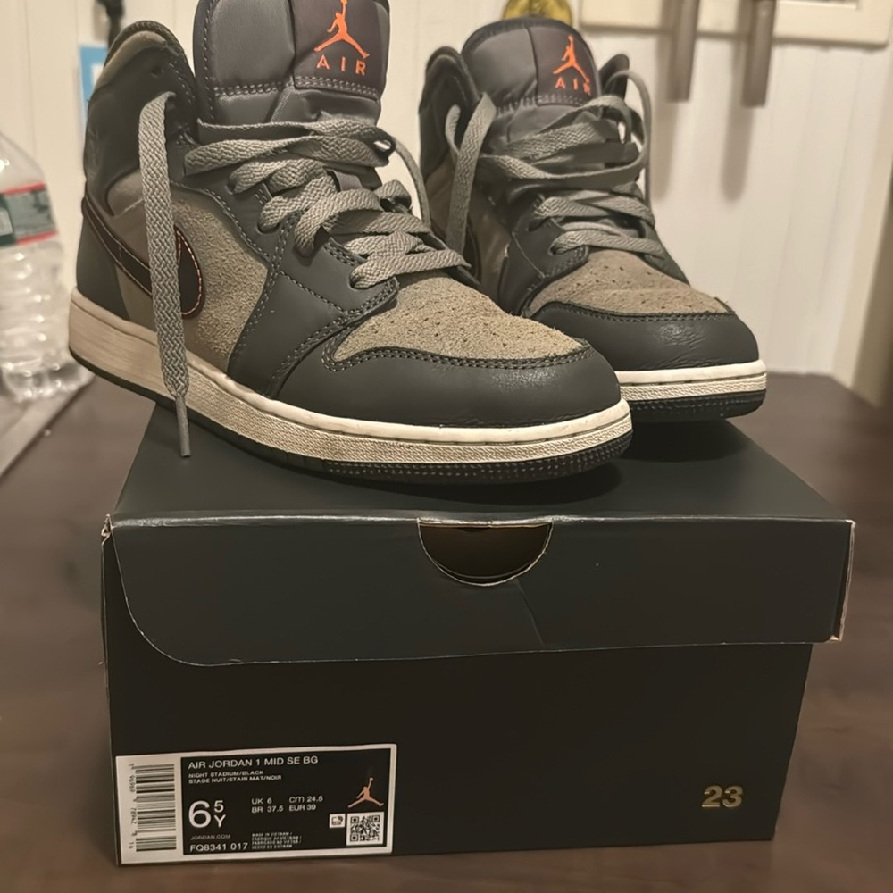 BOYS 6.5 Y Air Jordan 1 MID SE BG